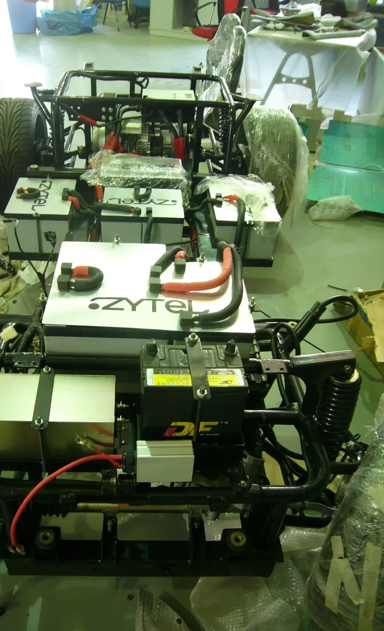 Packs de baterías Zytel con su cableado de BMS, montados en el chasis de un vehículo eléctrico